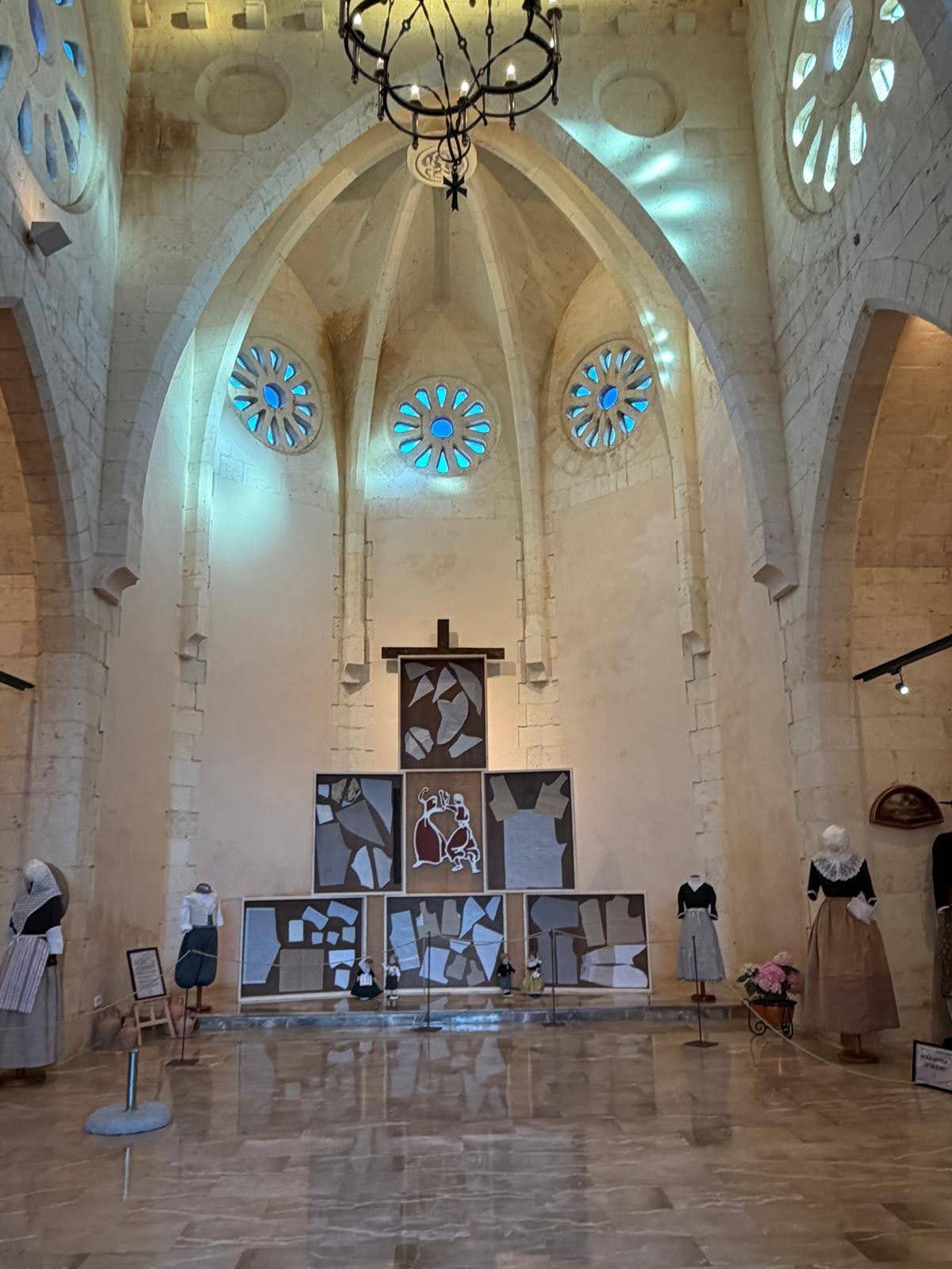 Exposició d'indumentària tradicional a l'Església Nova